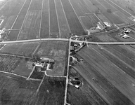 847537 Luchtfoto van de kruising van de T16 (van links naar rechts, de tertiaire provinciale weg Houten-Culemborg) met ...